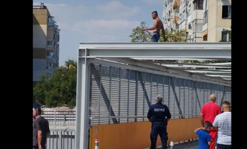 Спасиха с платнище мъж, скочил от пасарелка на бул. "Левски"