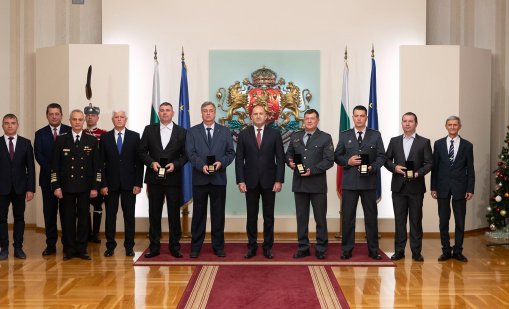 Радев отличи огнеборци и доброволци, участвали в овладяването на пожари през лятото