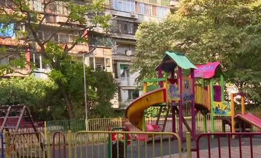 След инцидент: Проверяват уличните стълбове около детските площадки във Варна