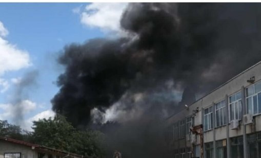 Голям пожар в района на строителната борса до ТУ-Варна