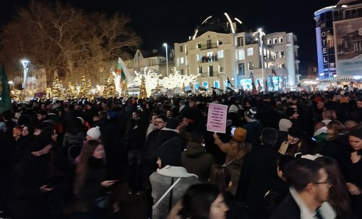 Равносметката след снощните протести: Десетки хиляди излязоха в редица градове у нас и чужбина