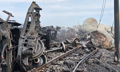 Тумба с каруци опоска цистерните от авариралия влак край село Пясъчево
