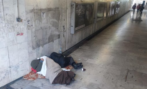 Бездомници превзеха подлезите във Варна (СНИМКИ)