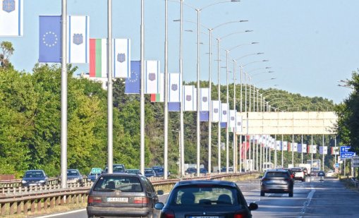 Поставиха 174 знамена на входовете и изходите на Варна