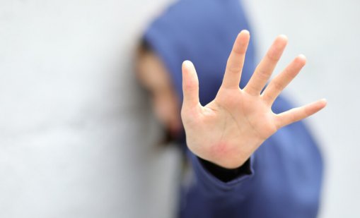 Агресия: Заснеха 13-годишно момиче да рита, скубе и бие друго дете