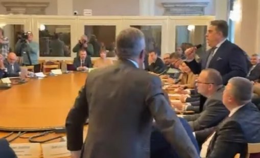 Скандал в НС: Депутати окупираха бюджетната комисия! (ВДИЕО)