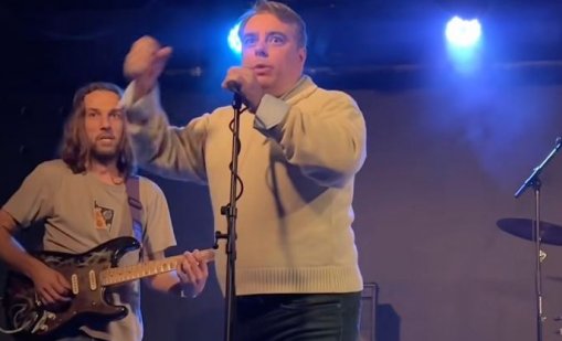 Асен Василев "попя" пънк в столично заведение ВИДЕО