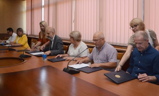 Вдигат заплатите на учителите във Варна