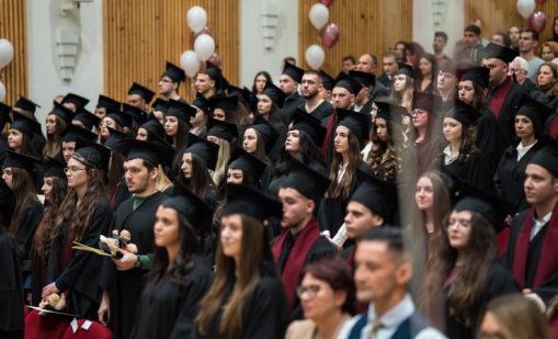 Тържествено се дипломираха абсолвентите в Икономически университет – Варна (СНИМКИ)