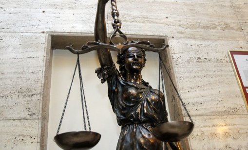 Задържаха под стража учителя, обвинен в педофилия
