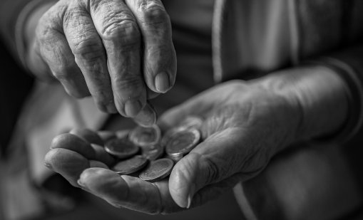 Вдигането на пенсионните вноски ще стимулира малко или много сивата икономика