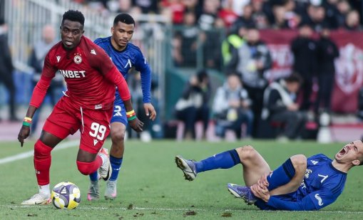 Левски и ЦСКА "спукаха" топката в мач пълен агресия и картони (СНИМКИ)