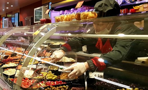 Защо плащаме скъпо за храна с неясен произход?