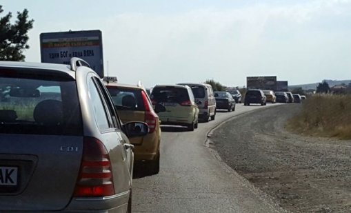 ВиК авария затруднява движението по пътя Варна-Бургас