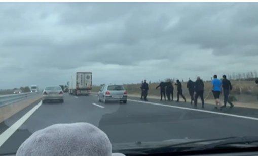 Мъже с бухалки стряскат шофьорите по АМ "Хемус" (СНИМКИ)