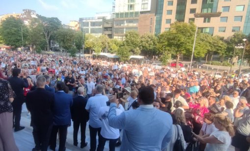 Варненци се събраха на протест пред общината в подкрепа на Благомир Коцев (СНИМКИ)