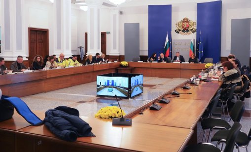 Тристранката се събира днес