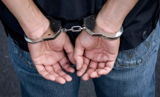 Двама души нападнаха полицай във Варна