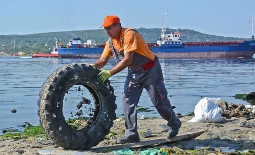 Десетки кубици битови отпадъци бяха почистени от северния бряг на Варненското езеро