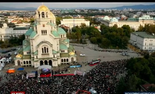 Хиляди аплодират волейболистите ни на шампионското им шествие в София
