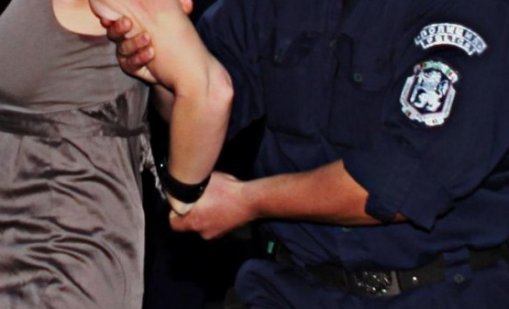 Арестуваха млада жена, пребила майка си и бъркала с пръсти в устата