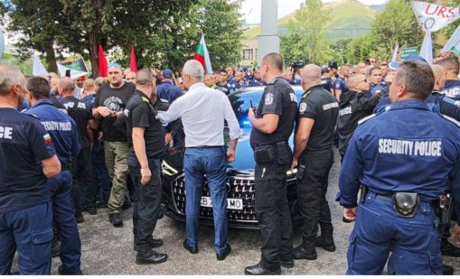 Ситуацията в Сопот ескалира: Задържаха привърженик на "Възраждане"