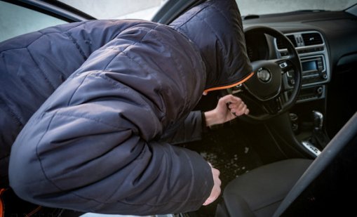 Арестуваха двама, "ошетали" аварирала кола край Горица