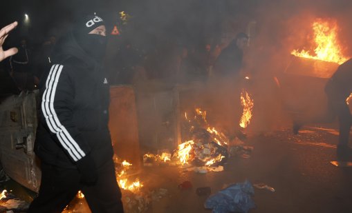 Напрежението ескалира пред централата на ДПС-Ново начало в София (СНИМКИ)