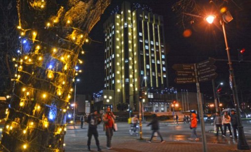 Запалиха светлените на коледната украса във Варна (СНИМКИ)