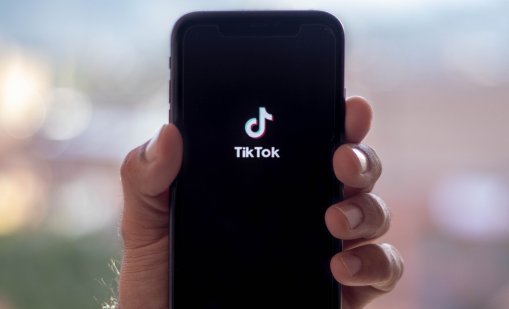 ТикТок разпрстранява масово манипулативно съдържание в България 