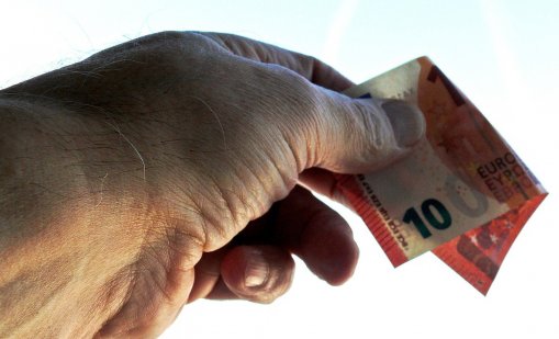 Има сигнали за заблуди в цените при левове и евро