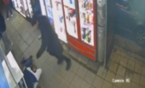 Мъж е в кома след тежък побой пред магазин