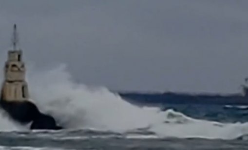 Евакуацията невъзможна! Лошото време държи в капан екипажа на танкера, заседнал край Ахтопол