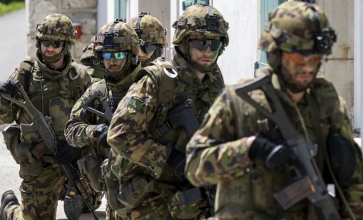 Швейцарците се чудят дали да пращат жени в казармата