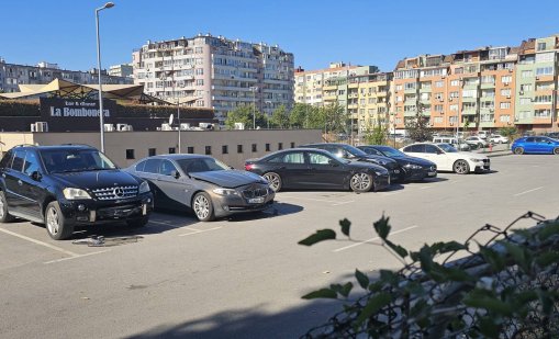 Шофьор помля коли за хиляди левове на платен паркинг във Варна (СНИМКИ)