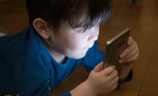 ЕП иска забрана на социалките за деца под 16 години