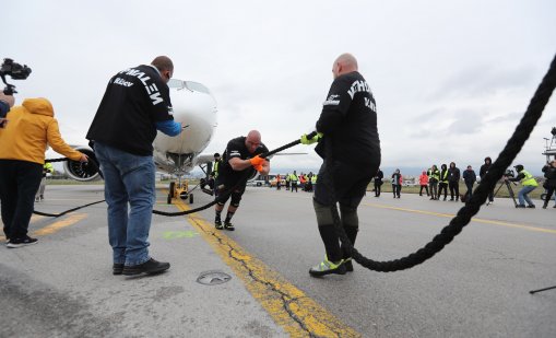 За първи път у нас: Двама силови атлети успяха поотделно да изтеглят новия Airbus A220 на „България Еър“