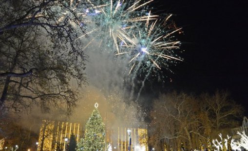 Палят коледната елха във Варна навръх Никулден