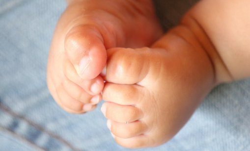 Лекари във Варна спасиха живота на петдневно бебе с тегло 2200 гр.