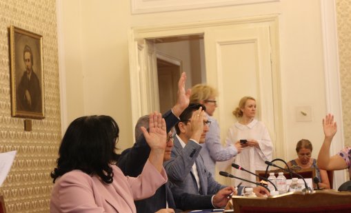 Бюджетна комисия прие на първо четене прекроения бюджет на ДОО