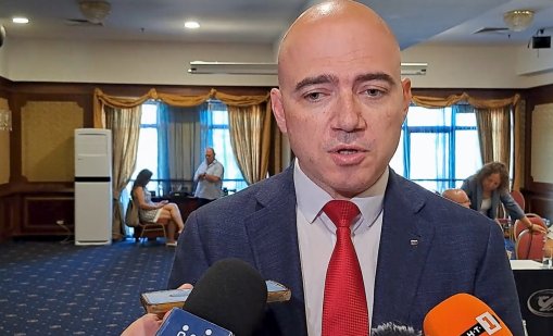 Министърът на туризма: Общините да харчат минимум 50% от данъка за реклама и полети