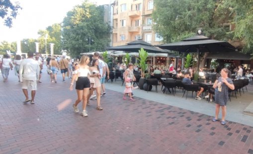 Очертават със спрей местата за масите на заведенията в центъра на Варна