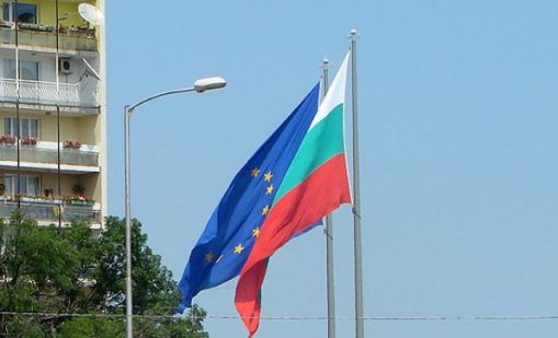 Община Варна ще поднови флаговете на България и ЕС на пилоните до спирка „Почивка“