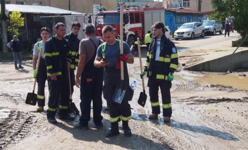 Доброволци се включват в разчистването на наводнените села Медовец и Лопушна СНИМКИ