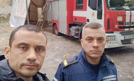 Пожарният автомобил на к.к. "Златни пясъци" няма гараж, пазят го под навес от подръчни материали