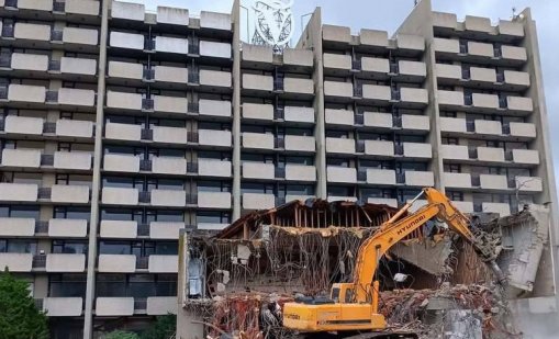 Гранд хотел "Варна" вече е и без козирка