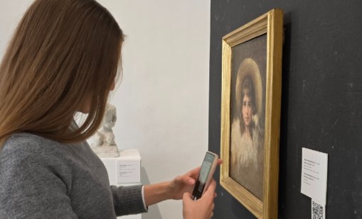 QR кодове дават информация за творби в Градската художествена галерия във Варна