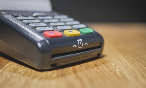 След приемането на еврото: Плащането с карта или ПОС‑терминал е най-надеждно 