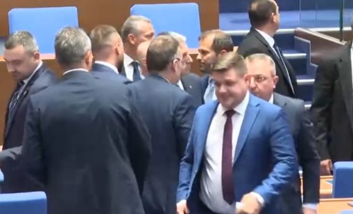 Напрежение в парламента! Депутати се блъскат и обиждат