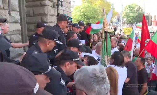 Привърженици на "Величие" и "Възраждане" опитаха да нахлуят в НС (ВИДЕО)